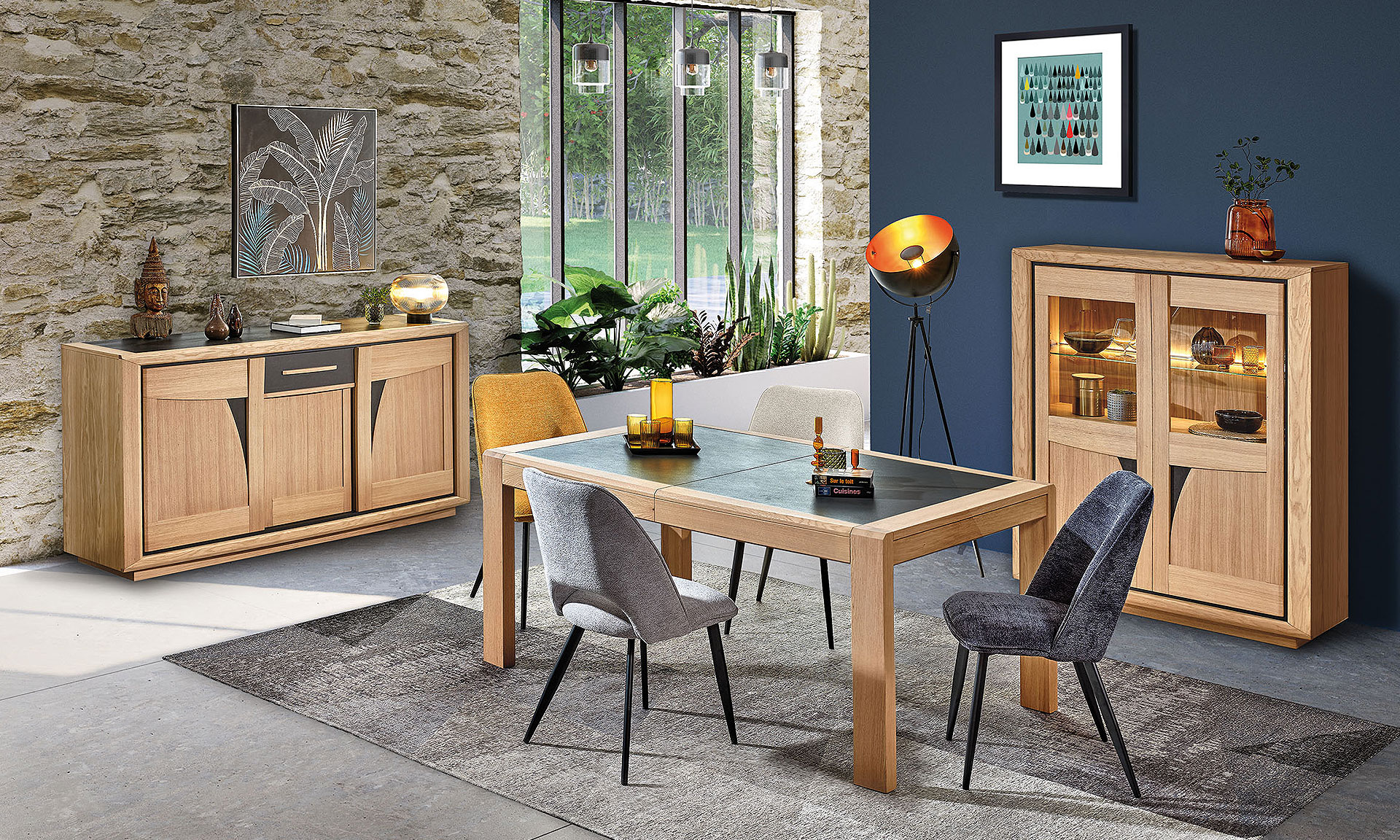 Photo d'une salle a manger avec une collection comportant une table de repas, un rangement et des chaises. Les meubles présente des finitions chêne teinte ton brut et des éléments céramique marbré gris.