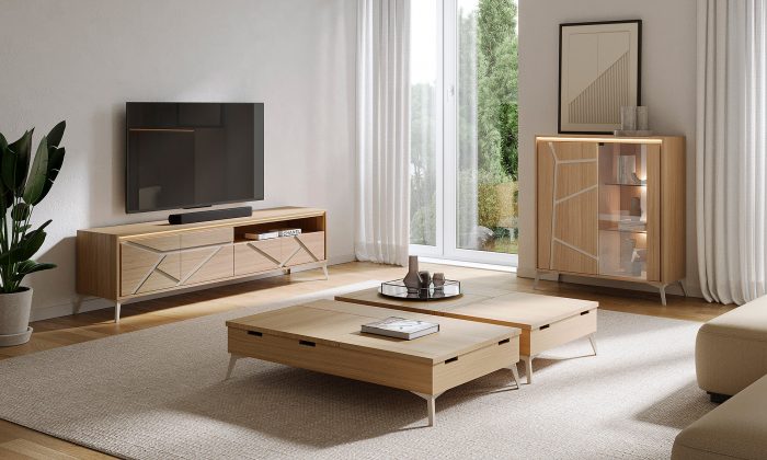 Photo d'un salon avec un meuble TV, deux tables basses relevable et une vitrine hausse. L'ensemble est en bois chêne, finitions blanc cassé avec pied en fer blanc cassé.